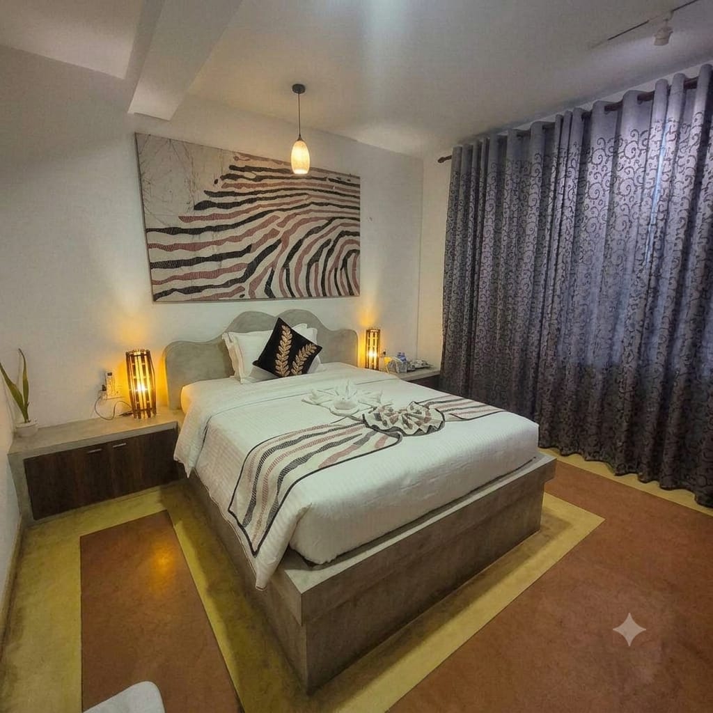Single Room at Gangula Villa — king bed with Kandyan batik art