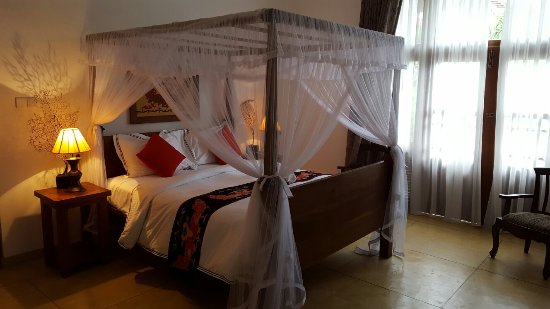 Superior Suite at Gangula Villa — four-poster canopy bed with ambient Kandyan lantern lighting